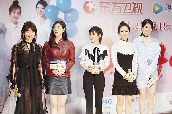 蒋欣在欢乐颂五美里看着是最壮的，其实只是因为她骨架大，上镜显胖。在现实生活中她