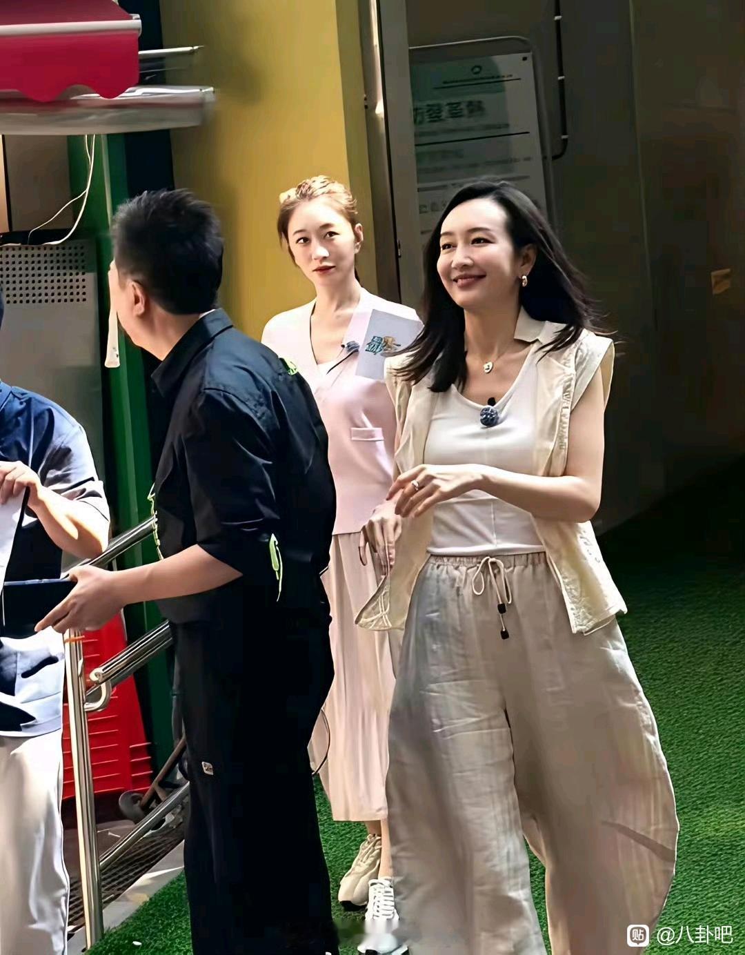 王鸥和李小冉现实中长这样...果然不是谁都能做成女明星的秦皇岛