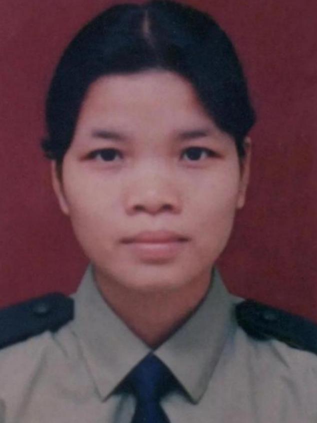 1997年，毒贩赵勇夫妇被抓，22岁的警察严婷，听见赵勇在关押室里大喊大叫，她放