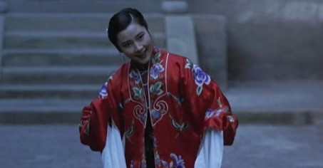 1991年，张艺谋亲自邀请何赛飞出演《大红灯笼高高挂》三姨太一角，却惨遭拒绝，懵