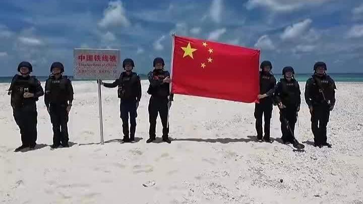 5月3日，南海铁线礁的浪涛依旧，但礁盘上出现的一幕，比任何外交辞令都更有力量；中