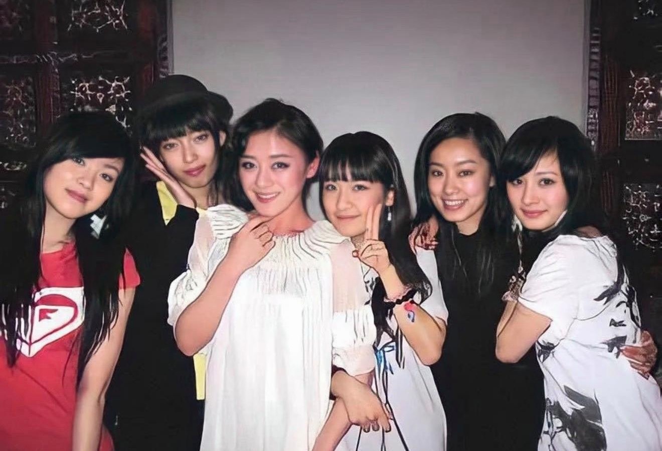 当年，杨幂、张小斐、袁姗姗与同学相聚合影，都是同班同学啊。这约是2009年，杨幂