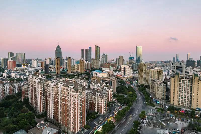 无锡楼市：无锡房价还在继续下探。今年1月3日到8月6日，梁溪区房价从1.3万
