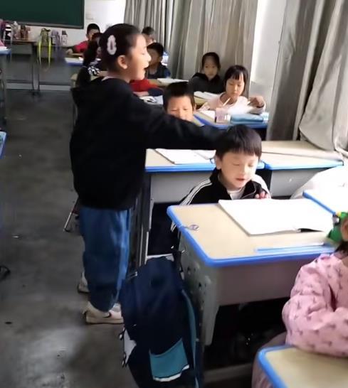 我和一所学校的校长关系特别铁，孩子下半年就读一年级了，要不要事先打个招呼，给孩子