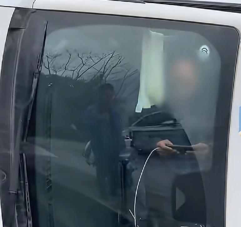 现在的年轻人，果然到哪里都能非常的安逸云南文山一条马路上有人开车，看到马路边有