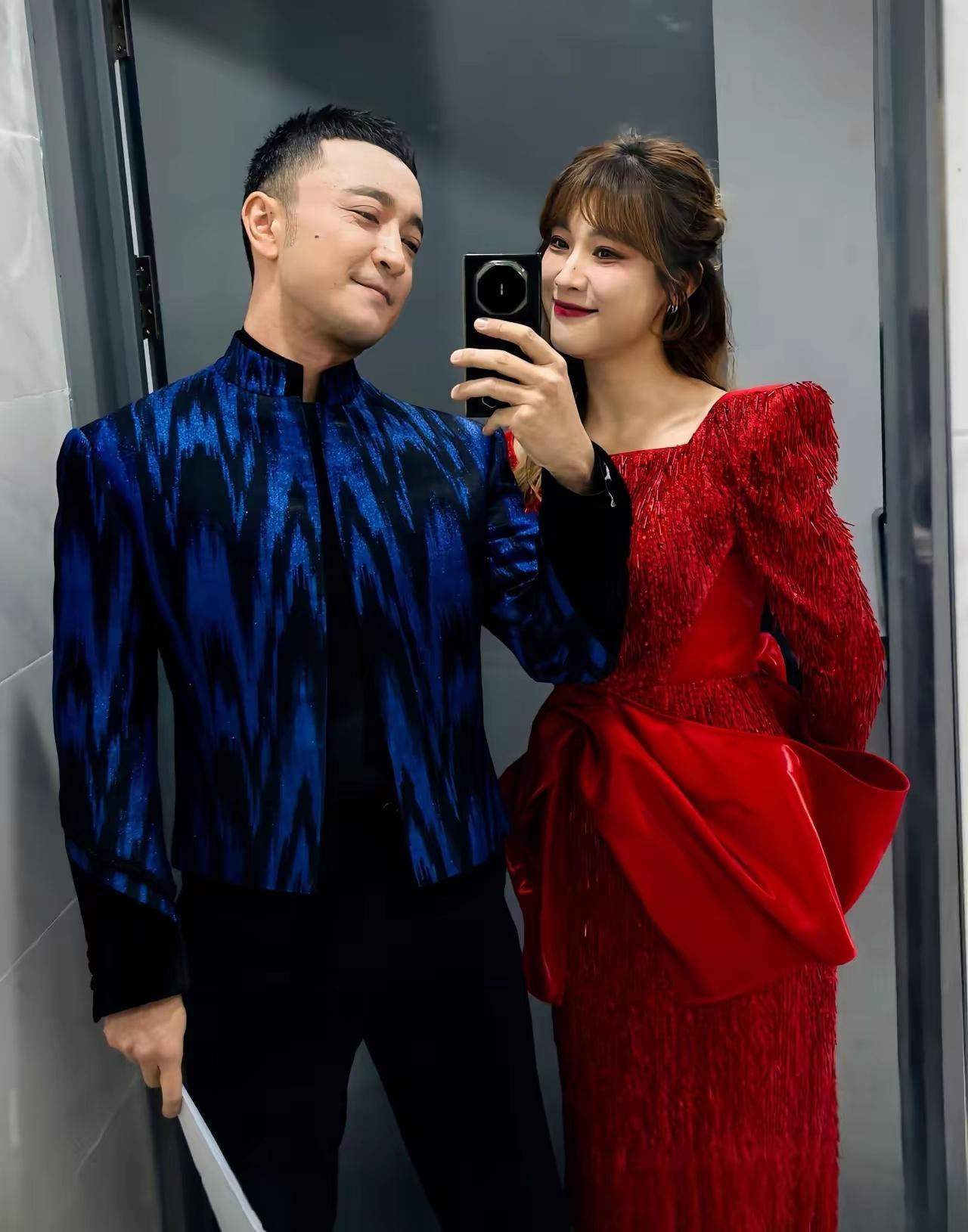 尼可买提自信满满，穿宝石蓝衬衣帅气十足，个性发型更是魅力四射！镜头下的他与三位