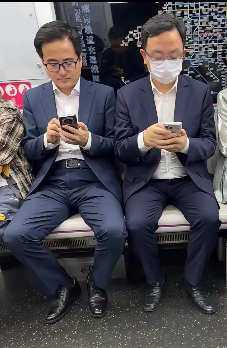 王传福用的手机品牌是什么？近日，网友拍到王传福与李云飞同乘地铁参加北京车展。