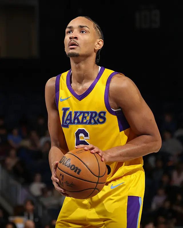 重磅消息，湖人突然裁掉1人，雷迪克算你狠据知名记者Shams报道，湖人已经裁掉