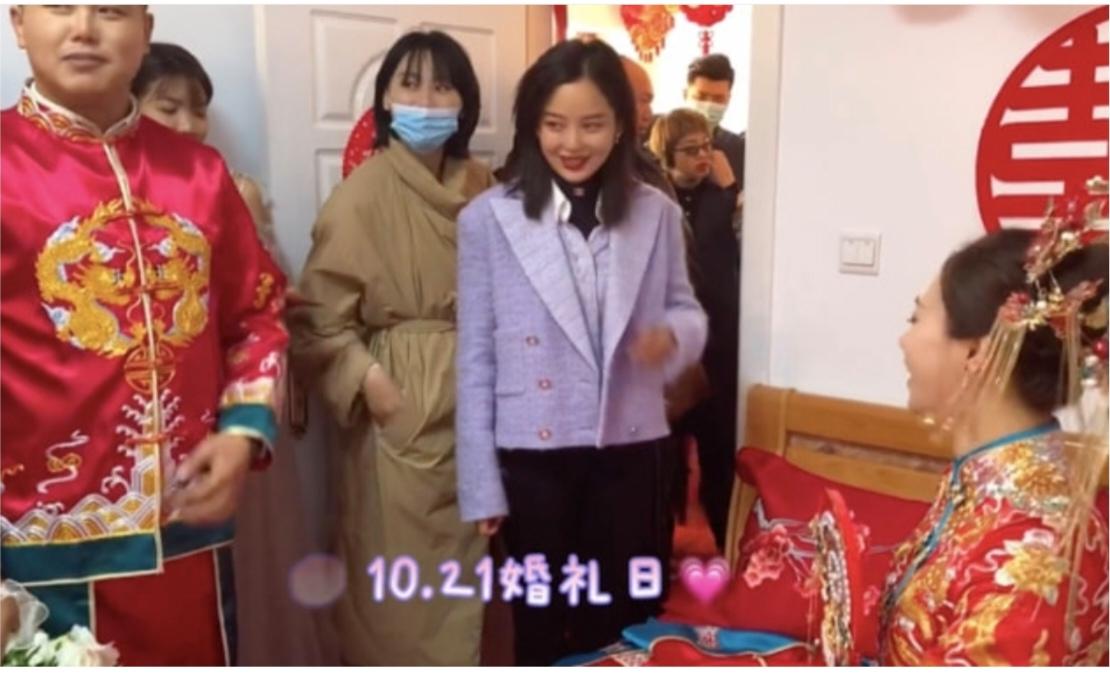 辛芷蕾这大姑姐绝对讲究，弟弟结婚当日，做为明星衣着朴素没着一点红，不抢弟媳风头，