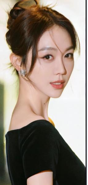 2020年，姜妍悄悄结婚，新郎还是宋丹丹亲自挑的。对方是银行支行行长，金融圈精英