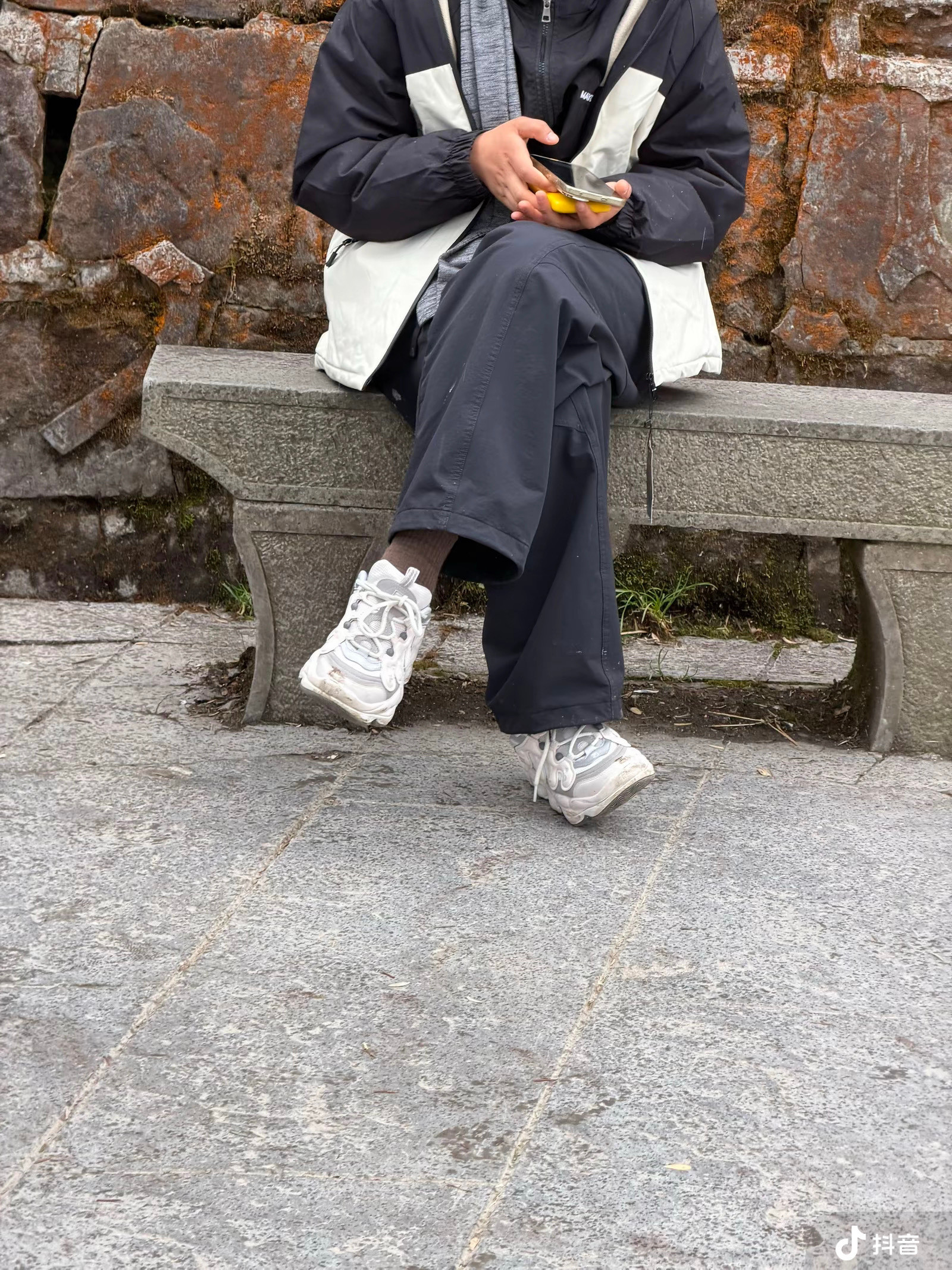 真有穿着吊牌五一逛景区的啊，这也太牛逼了，都是社牛，真就一点脸不要