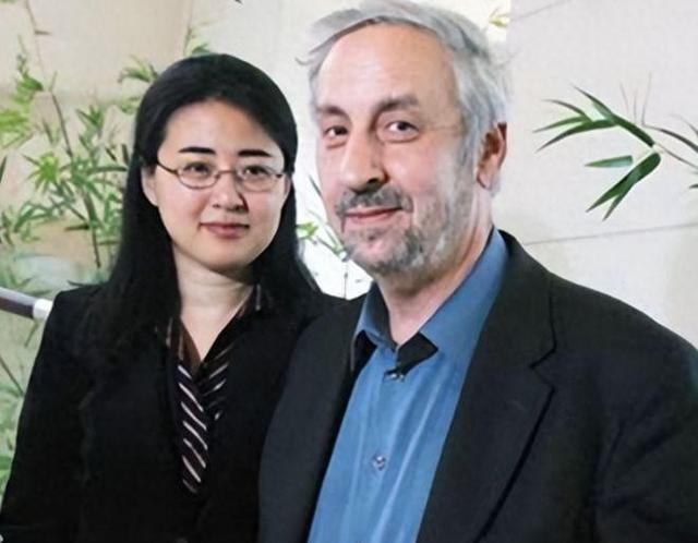 1999年，28岁北大才女田晓菲嫁给53岁美国导师，父母气的咬牙切齿，但田晓菲
