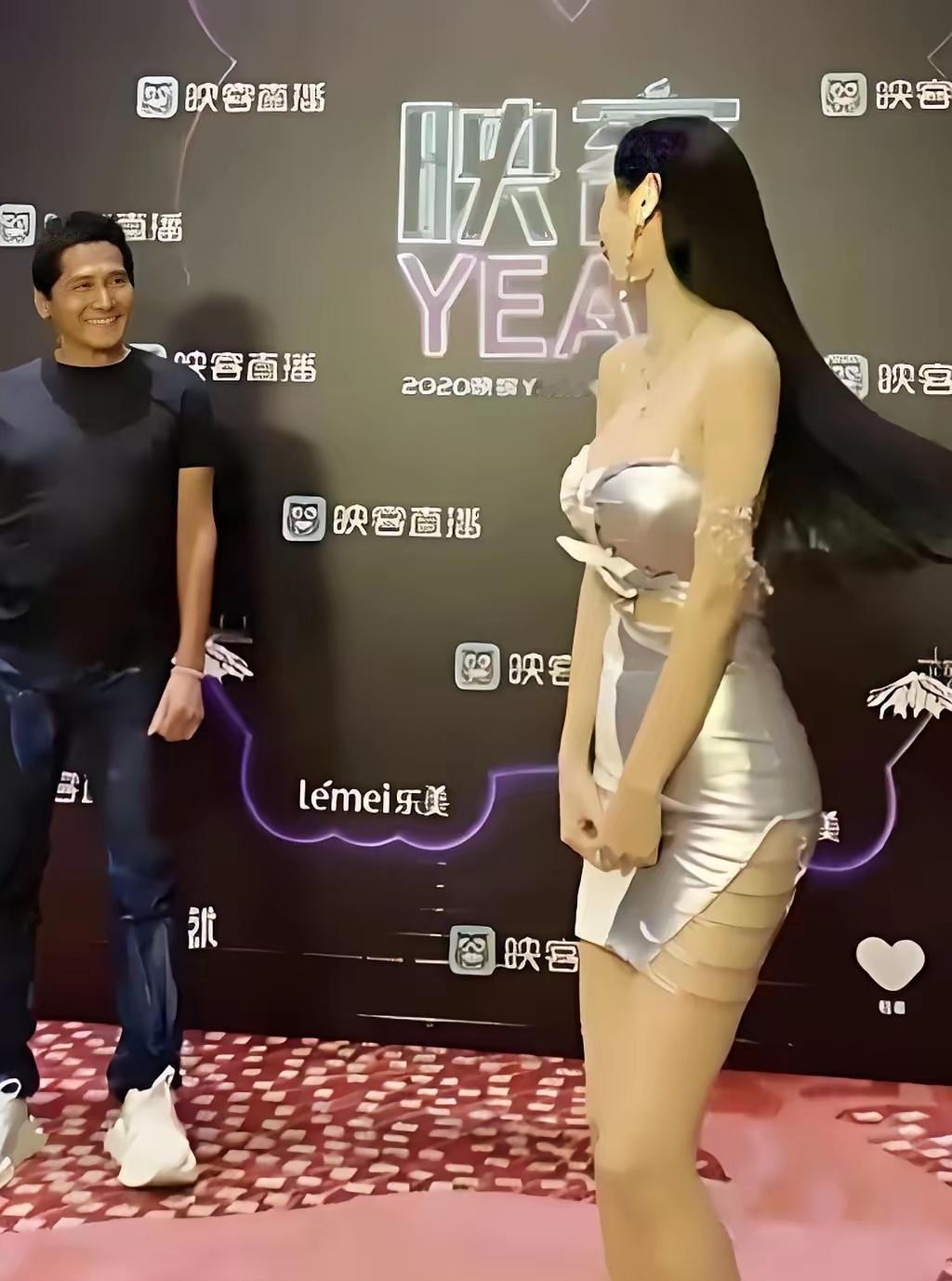 家人们，今天必须来唠唠一桩让人惊掉下巴的事儿！53岁的齐秦，在一次活动上初次和吴