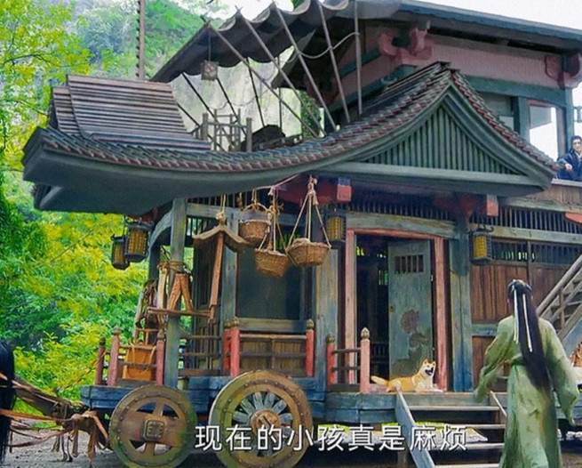 古装剧的马车越拍越夸张了，这是直接把马车做成了一栋楼，这不就是名副其实的“古代版