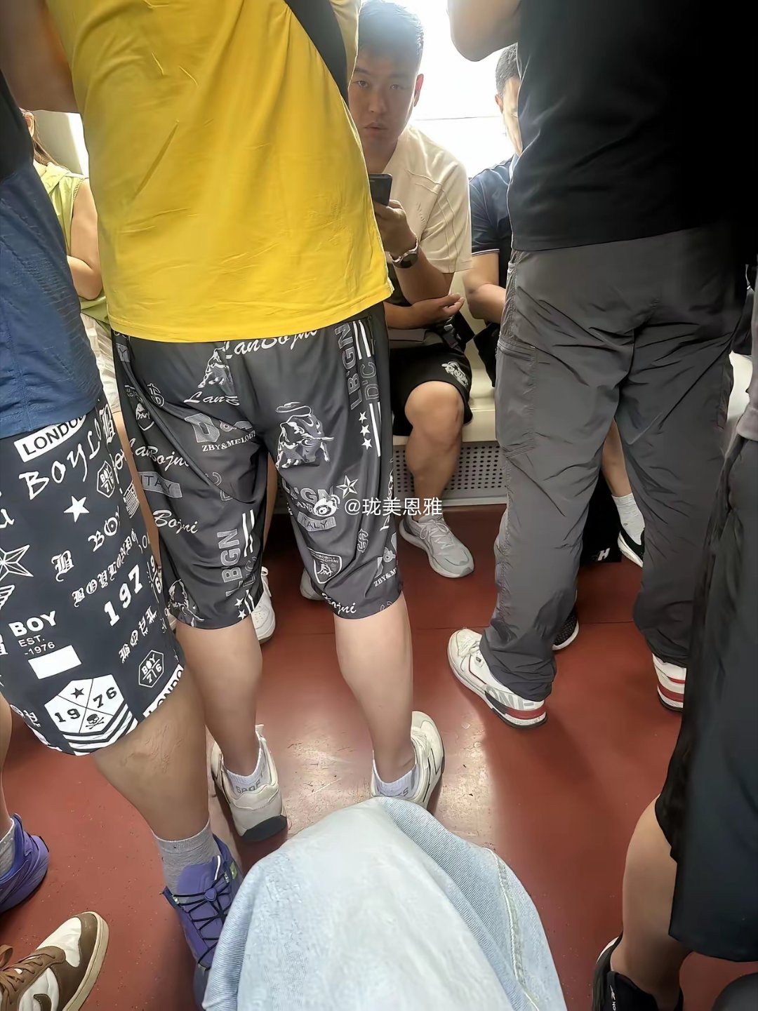 不是大哥，被你瞅了一路了，你想干啥啊？