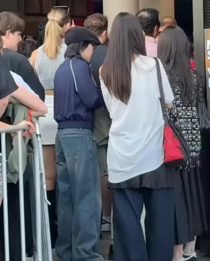 最心烦的不是王菲而是谢霆锋他刚刚从经济论坛回来，本来可以和王菲两个人过过小二