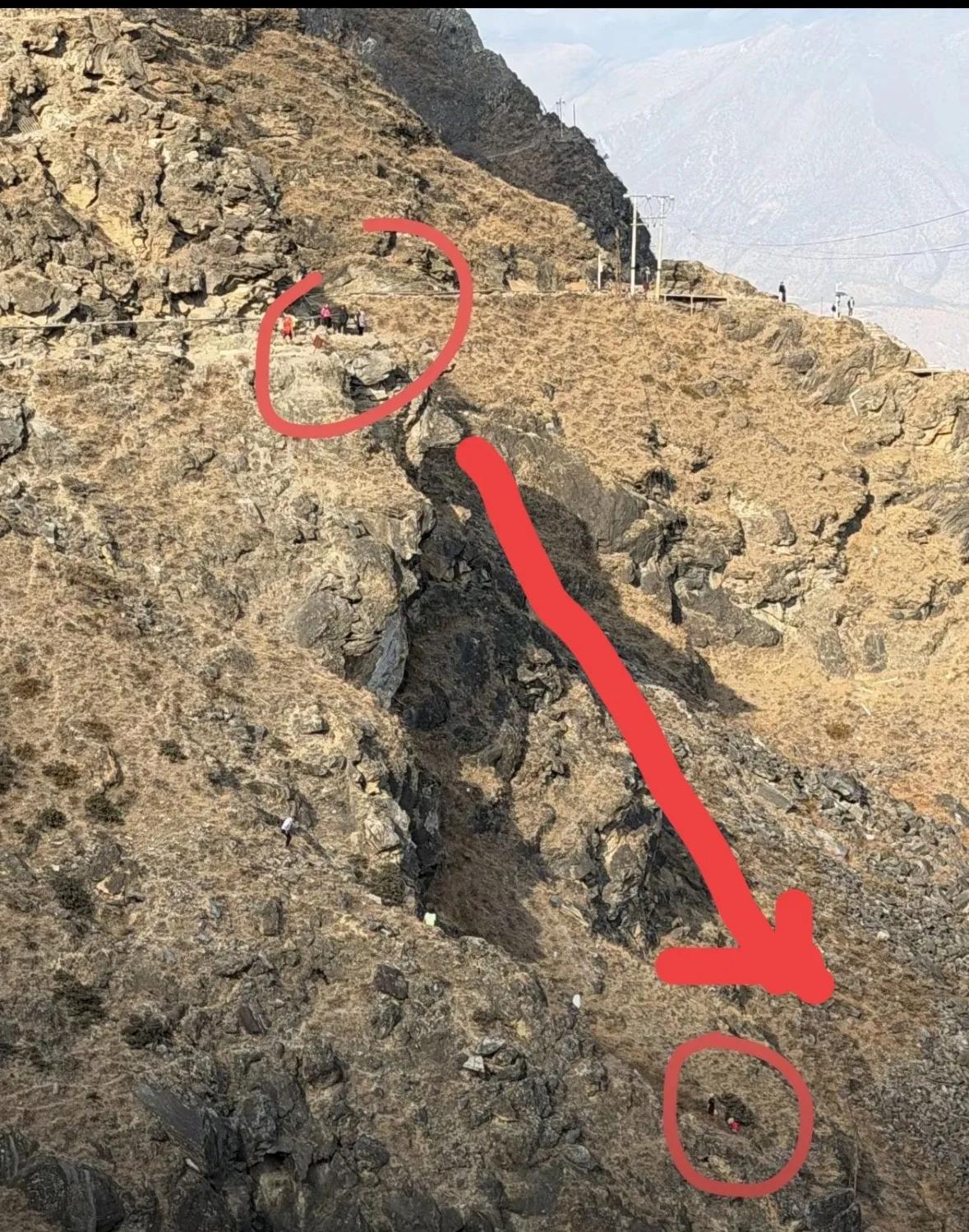 虎跳峡坠崖儿童是从高20多米处坠下，由于头部受伤，没有坚持到医护人员的到来就没了