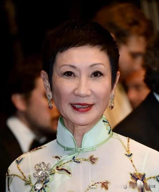 香港影坛的大姐大，当属施南生。高挑时髦，自带不怒自威的强大气场，大学攻读计算机与