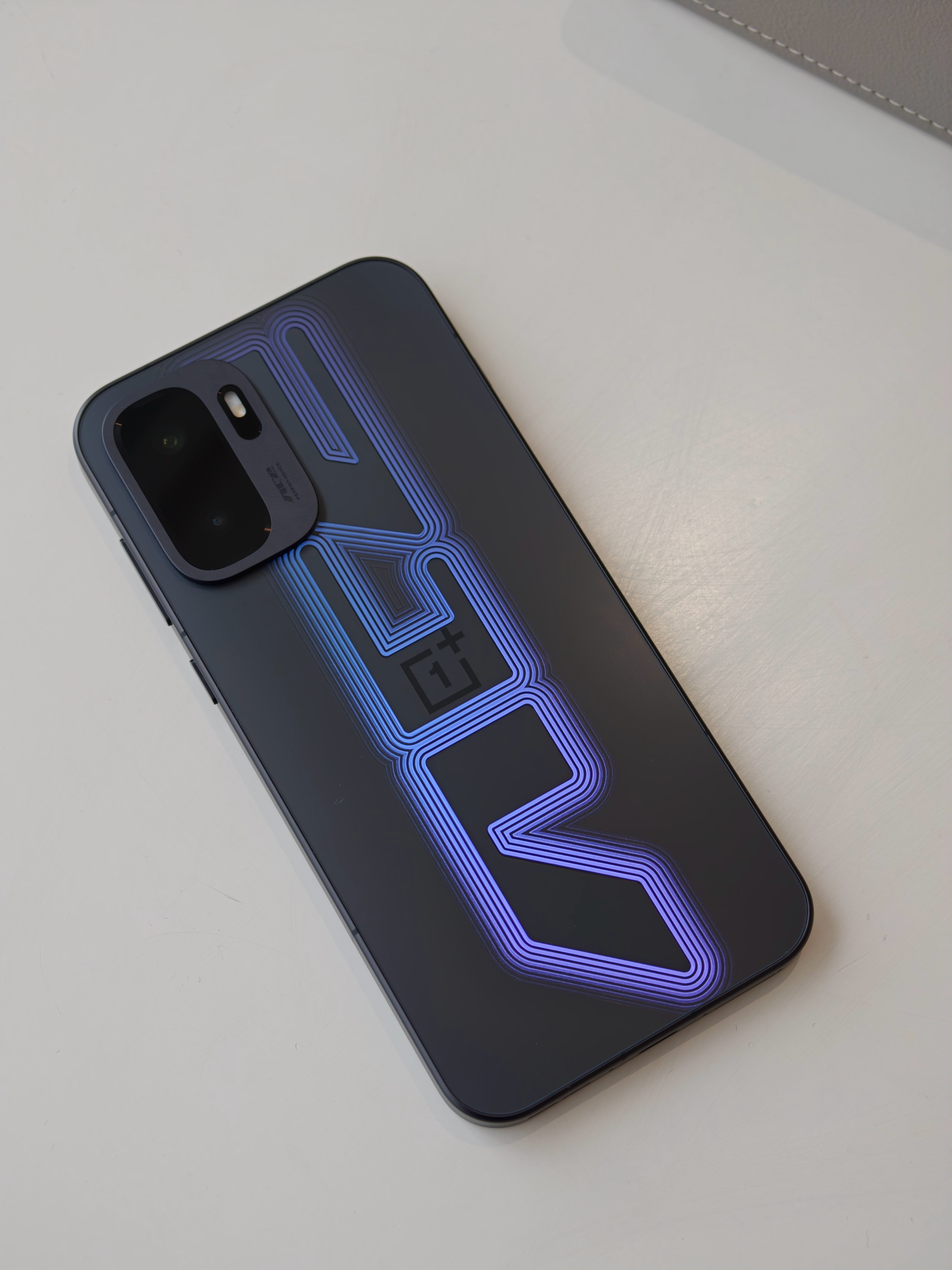 把玩了一下友媒的一加Ace6至尊版，不同角度下后盖有不同反光（无灯源设计，主