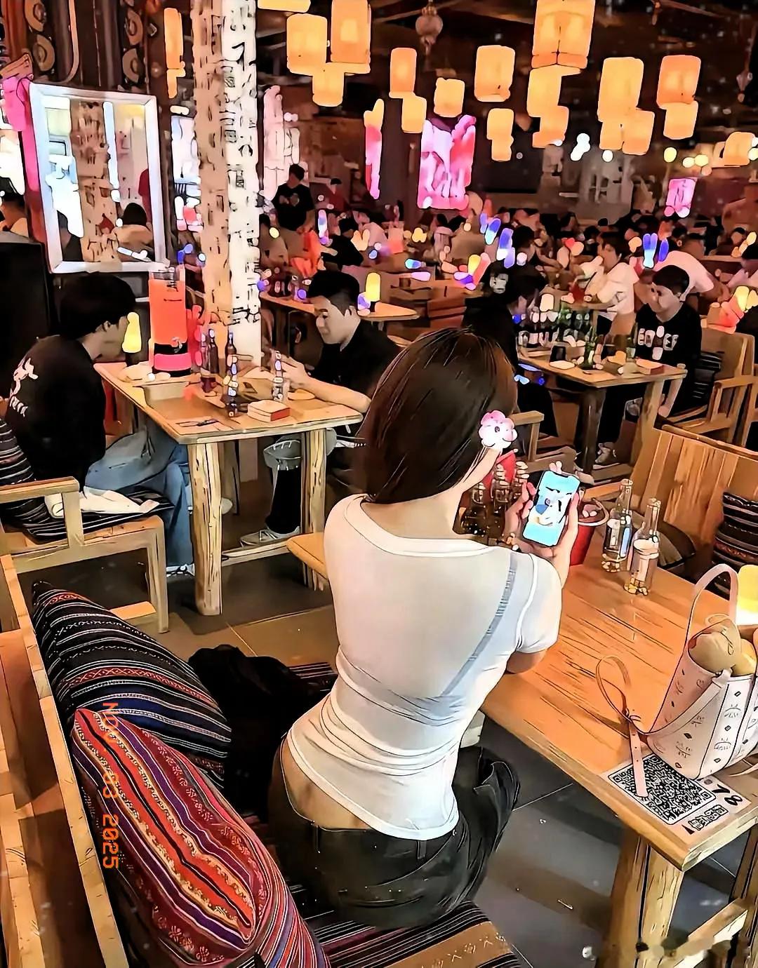 我有上去加微信的冲动，别拦着我上联：月落一江水。如何对下联美到极致是怎样一种感