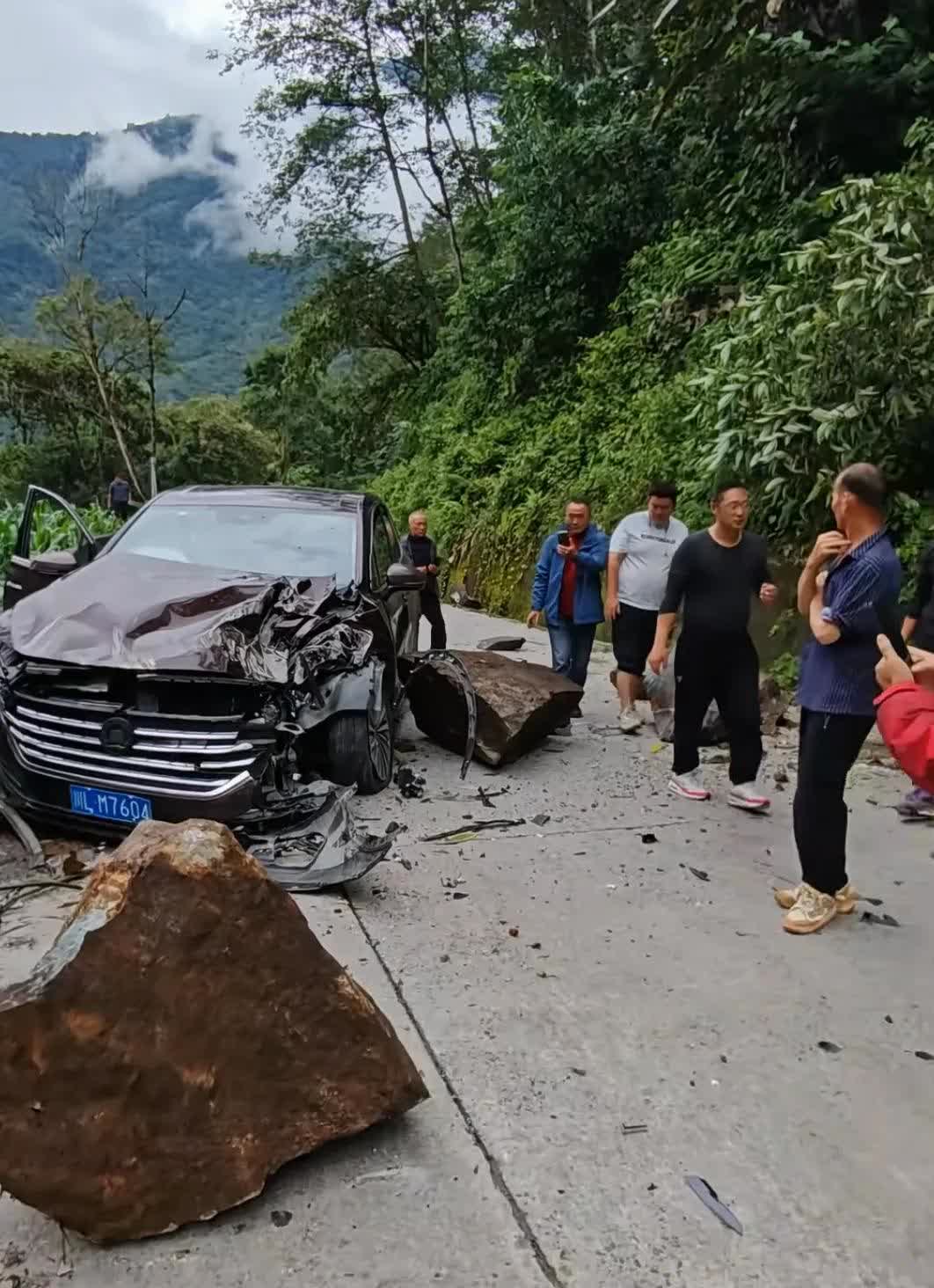 墨脱的下山路落石砸中了这个川L私家车，还好没有人员伤亡。再快一秒或者