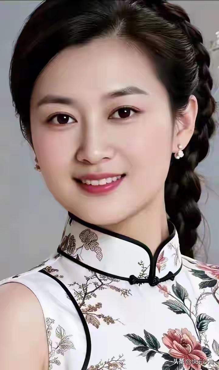 看到这位穿着花旗袍微笑着的女士，瞬间感觉时光都温柔了。花旗袍上精致的图案，像是把