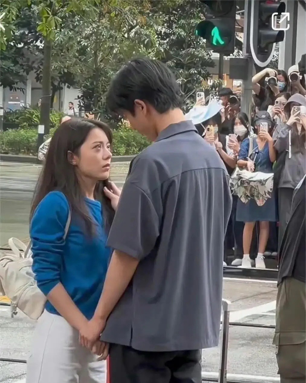 感觉大明星就是不一样，那么多观众在旁边围观，他们一样演的很自然，真实投入。女的是