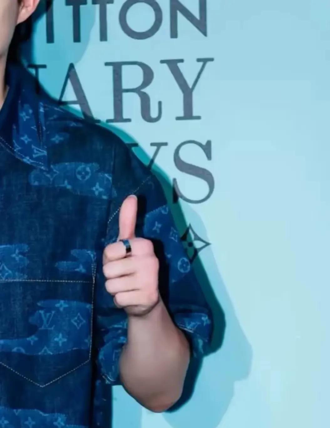 昨晚王楚钦一亮相活动，手上戴的手镯和戒指直接成焦点！好家伙，消息一传开，同款饰品