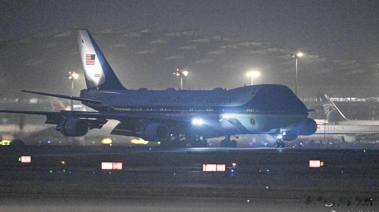 特朗普乘坐“空军一号”抵京，专机一落地就收到了一个“大红包”：由国家副主席亲自接