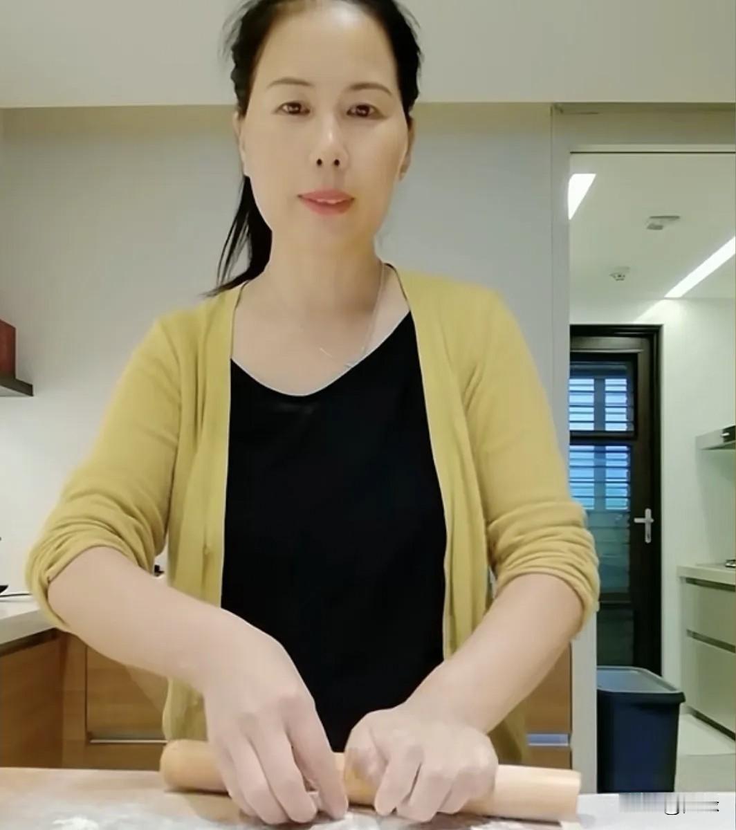 不出意外的话，小杨阿姨会一直待在汪家。因为大S两个孩子特别依赖她，从小她一手带大