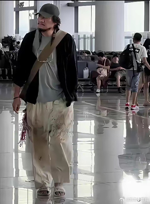 巴黎世家设计目的终于明白了，就是要一眼在人群中认识你