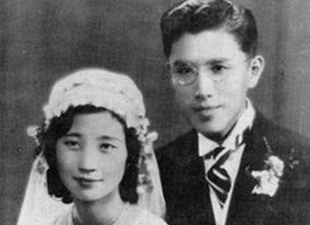 1929年，27岁清华教授周培源被催婚。朋友拿出一沓照片让他选女友。他漫不经心随