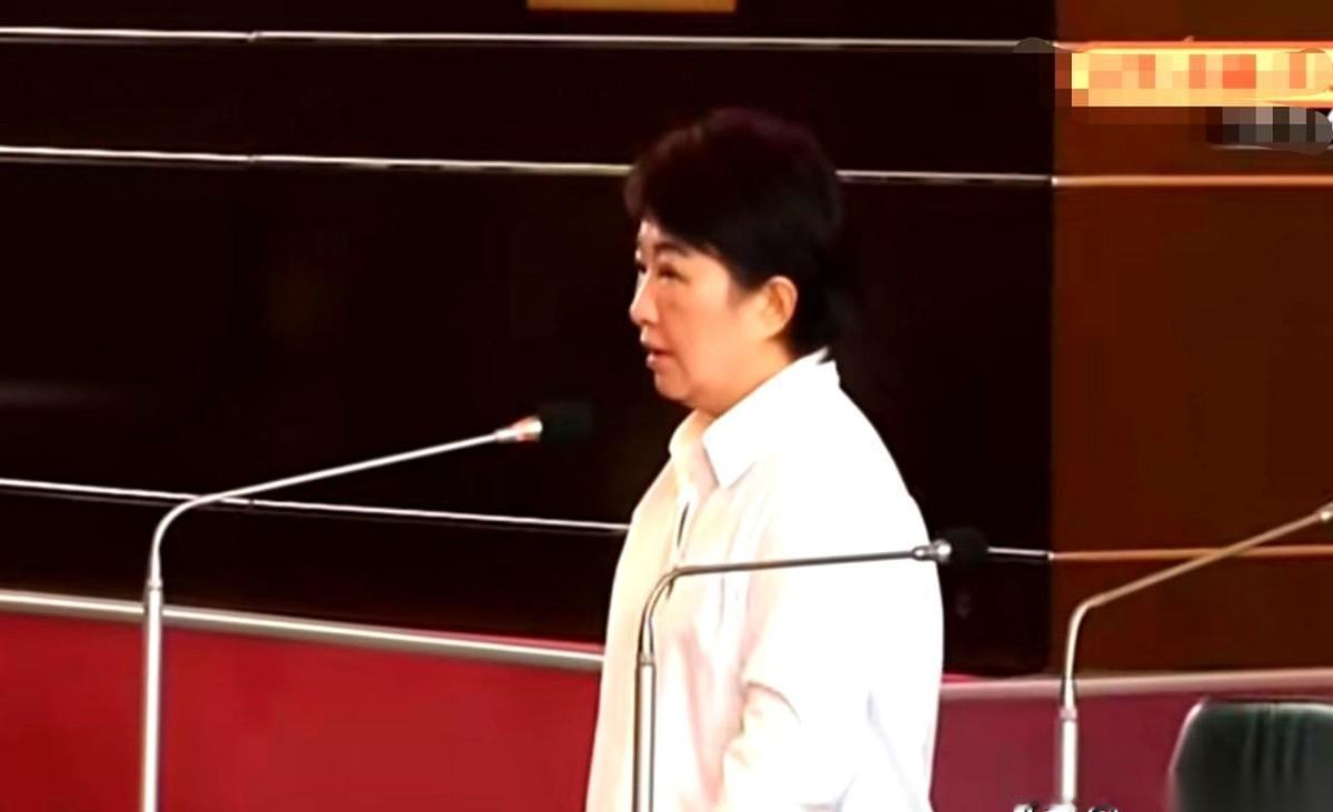 看到那个60%的民调，说真的，我第一反应不是羡慕，是后背发凉。真有人信啊？她