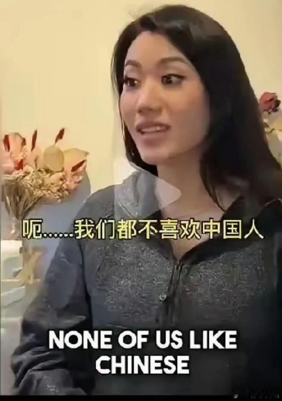 新加坡华裔女说不喜欢中国人，结果印度裔主持人回复见到白男你只要跪着就行！坡县小民