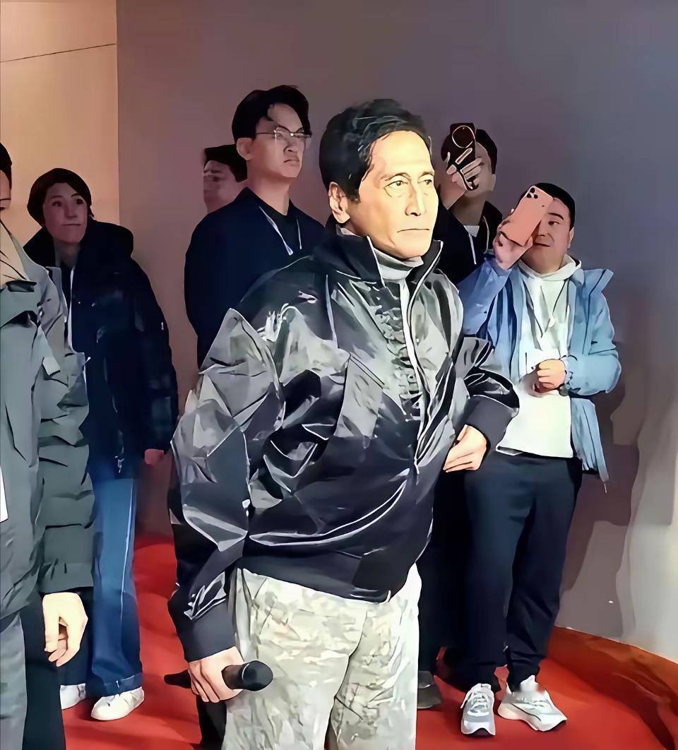 65岁，齐秦，四首歌，商场报价，80万。这就是实力派[赞]