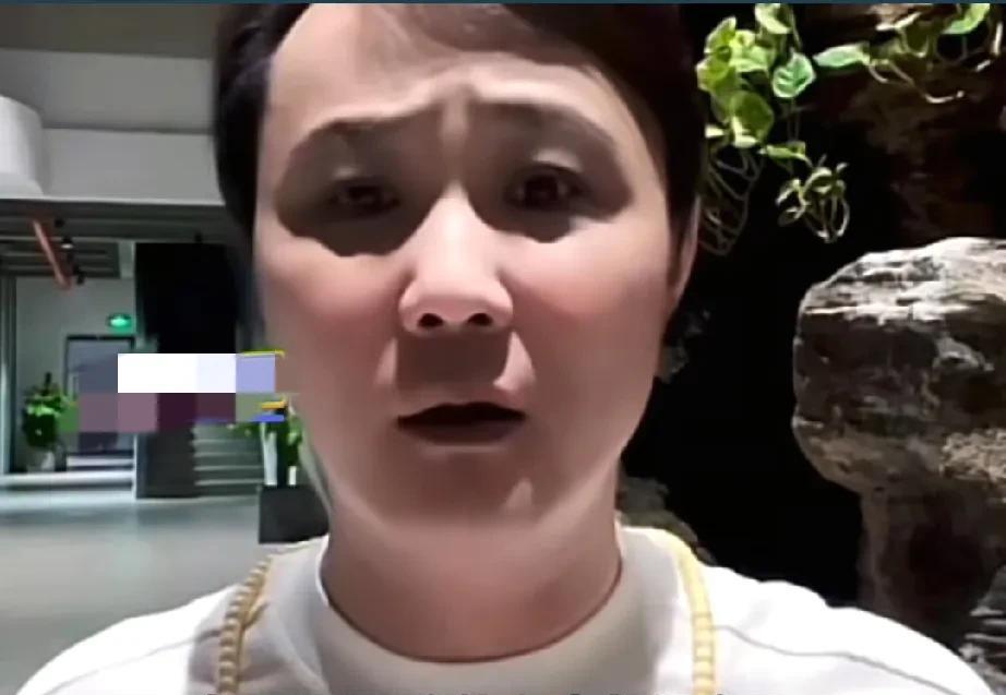 闫云达直播时说了，他跟师父郭德纲之间有误会，如果当时他们能面对面聊一聊，所有误会