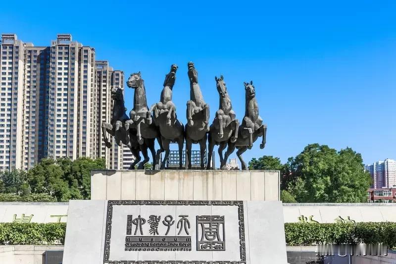 机智过人的回答周天子派王孙满犒劳楚军，楚庄王在与其交谈中问道：周王室中的九鼎