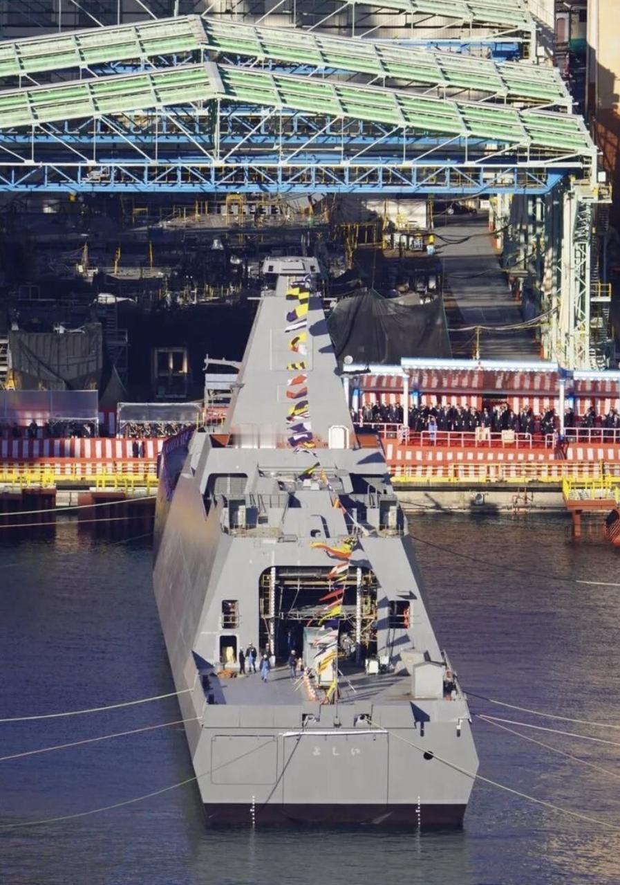 警惕小本子的军舰，第12艘最上级护卫舰下水了。这艘舰排水量是4000吨。