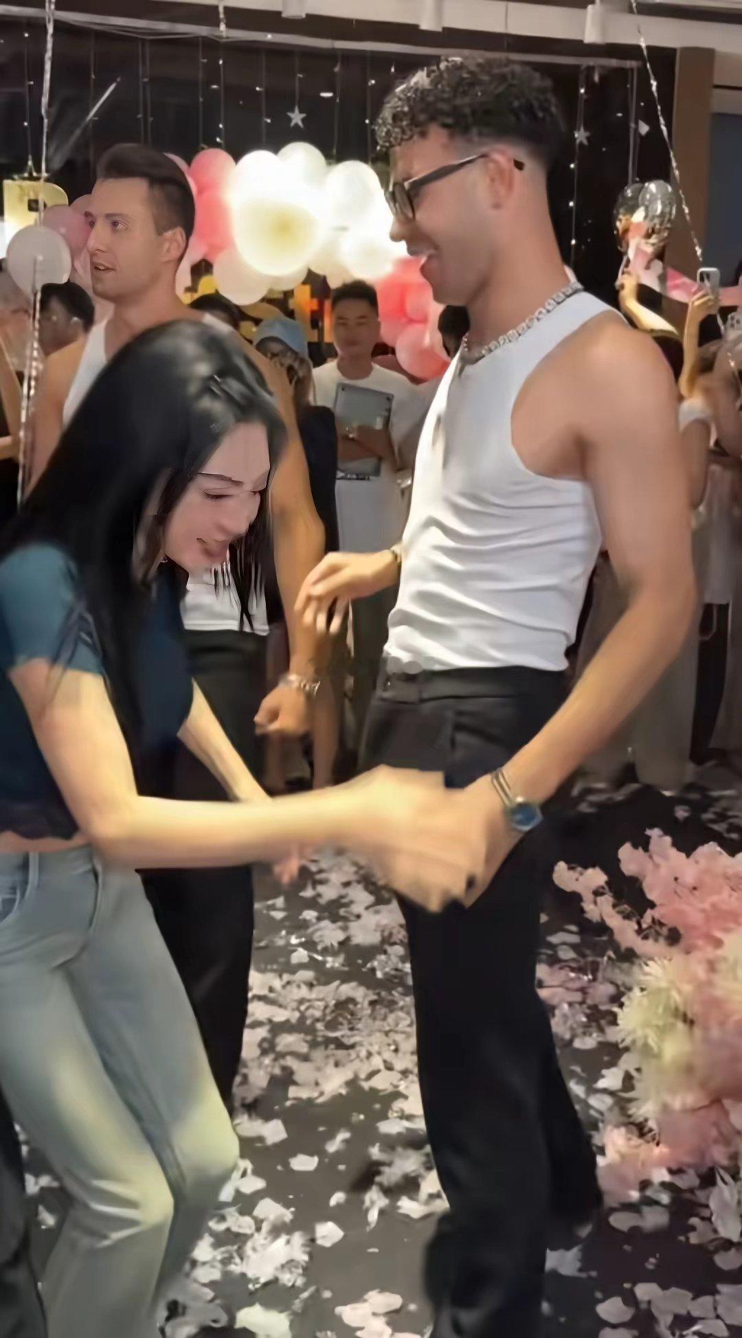 这么多帅哥围这张雨绮跳，姐不得乐翻天了关键太多人盯着看了，姐也是不好意思了