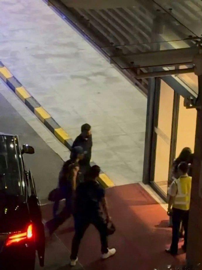 肖战机场无袖路透肖战无袖造型走机场肖战无袖造型走机场，