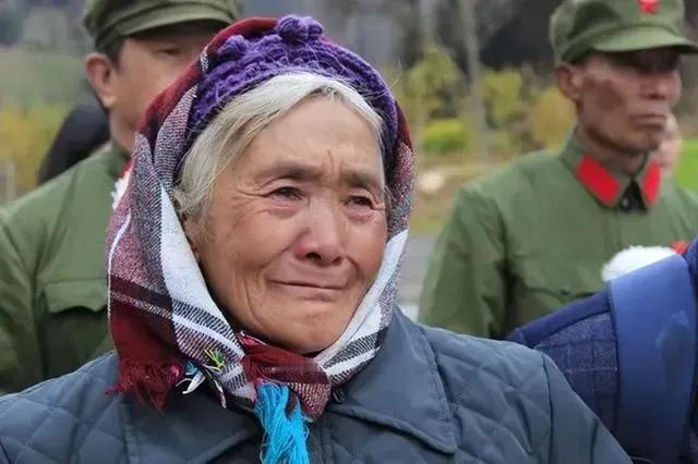 她是《高山下的花环》连长梁三喜原型的遗孀！2007年，她贷款2000元作路费，带