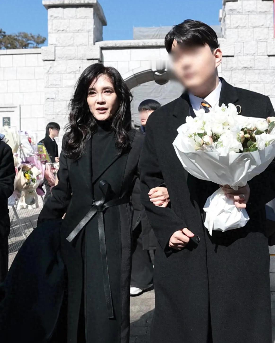 三星李富真的儿子高中毕业礼，作为妈妈，李富真带着小姨高高兴兴的出席了儿子的毕业典