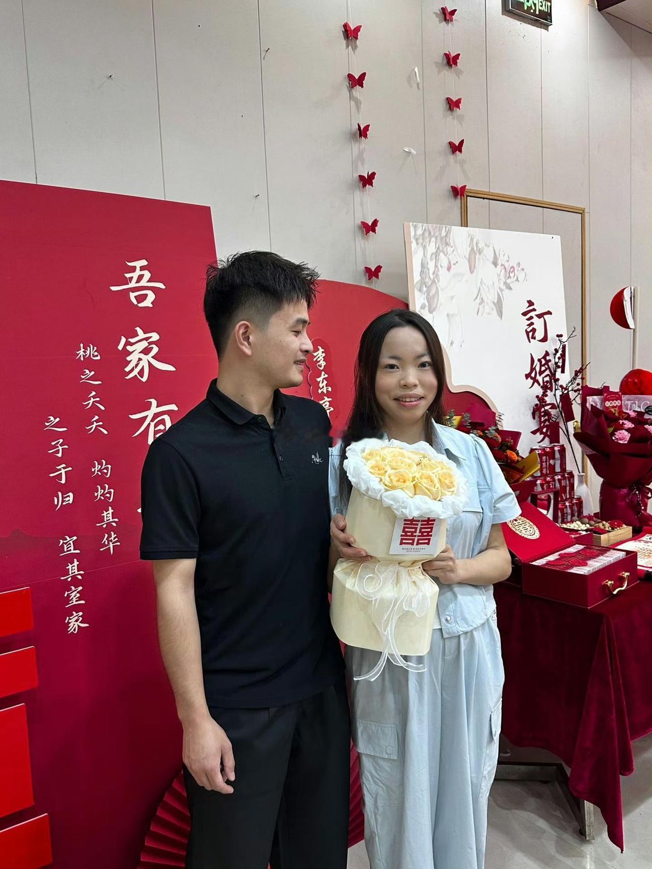 这个帅小伙花22万彩礼将迎娶一个如花似玉的新娘。今天是他们的订婚仪式，这个小伙一