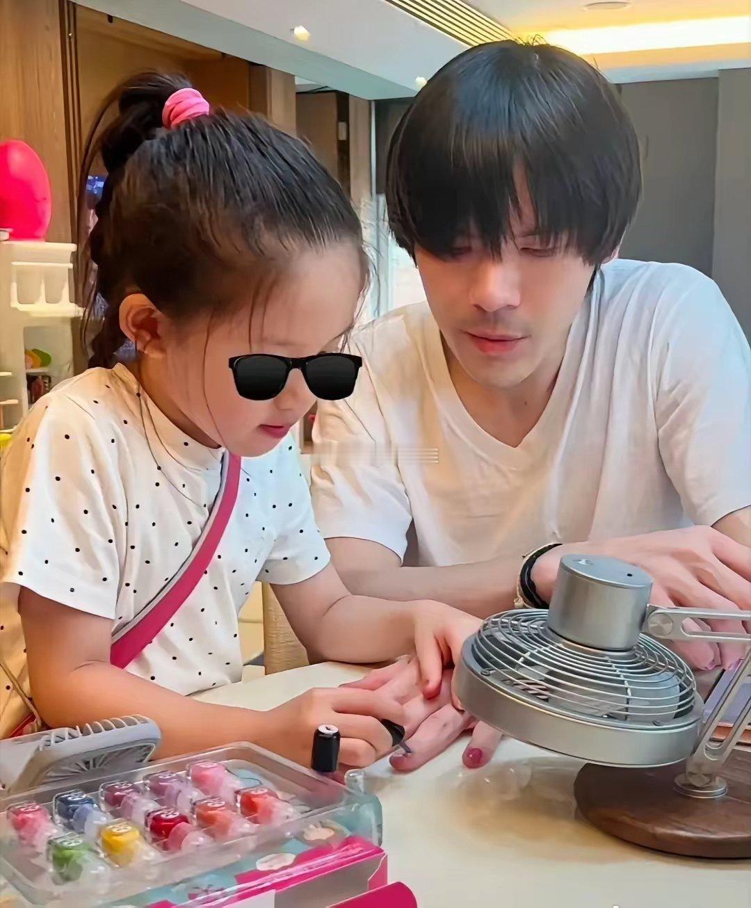 向佐罕见晒出女儿向芷的正面照感叹郭碧婷的基因太好了了女儿完全是高度复制妈妈