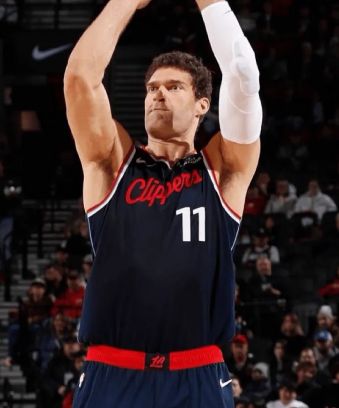 NBA常规赛，快船119-103击败开拓者。赛后快船球员科怀-伦纳德接受了记者