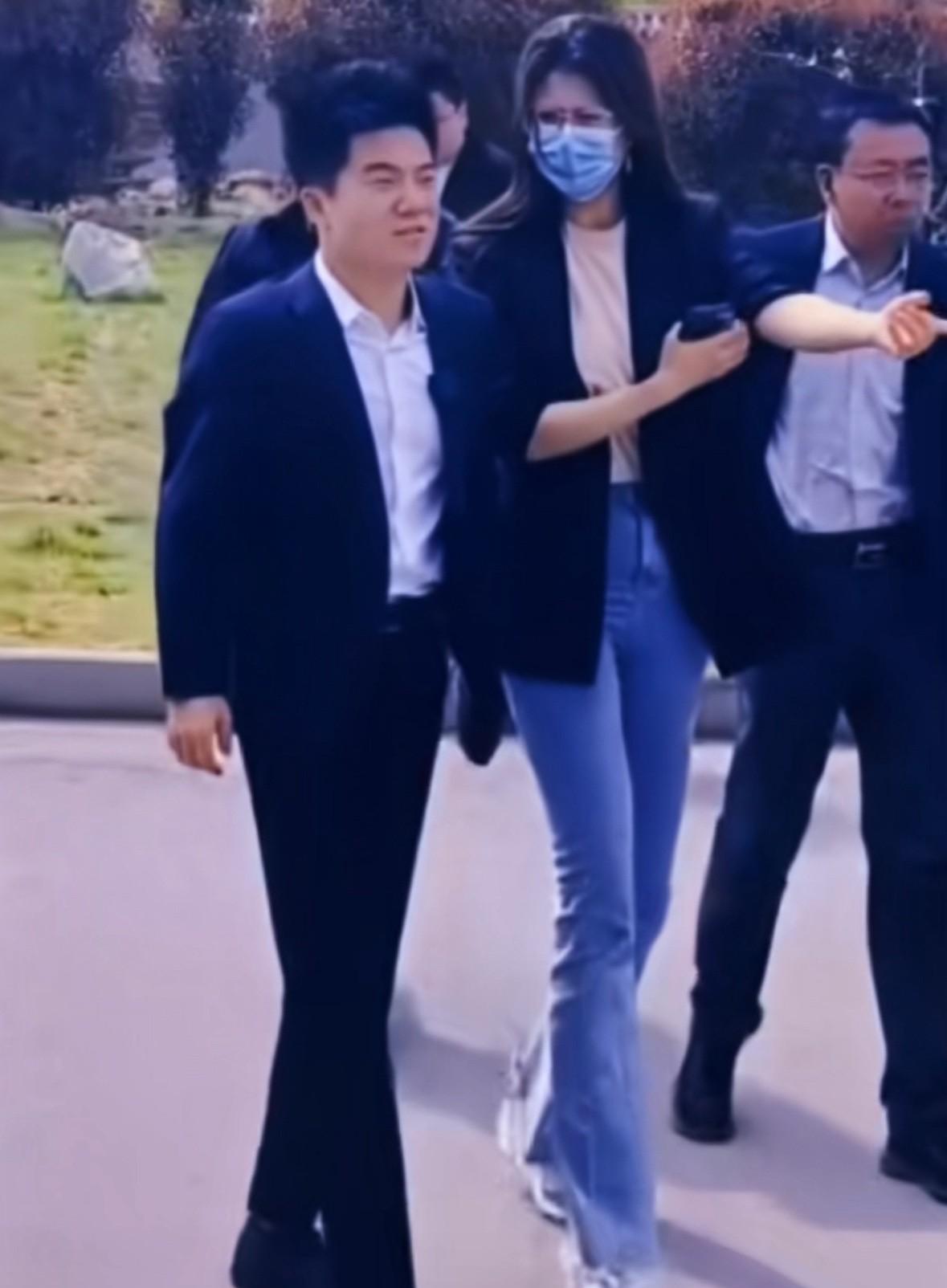 董宇辉身材匀称，比例协调，气场强大，人们并没有过多关注他的身高，即使在高个子女生