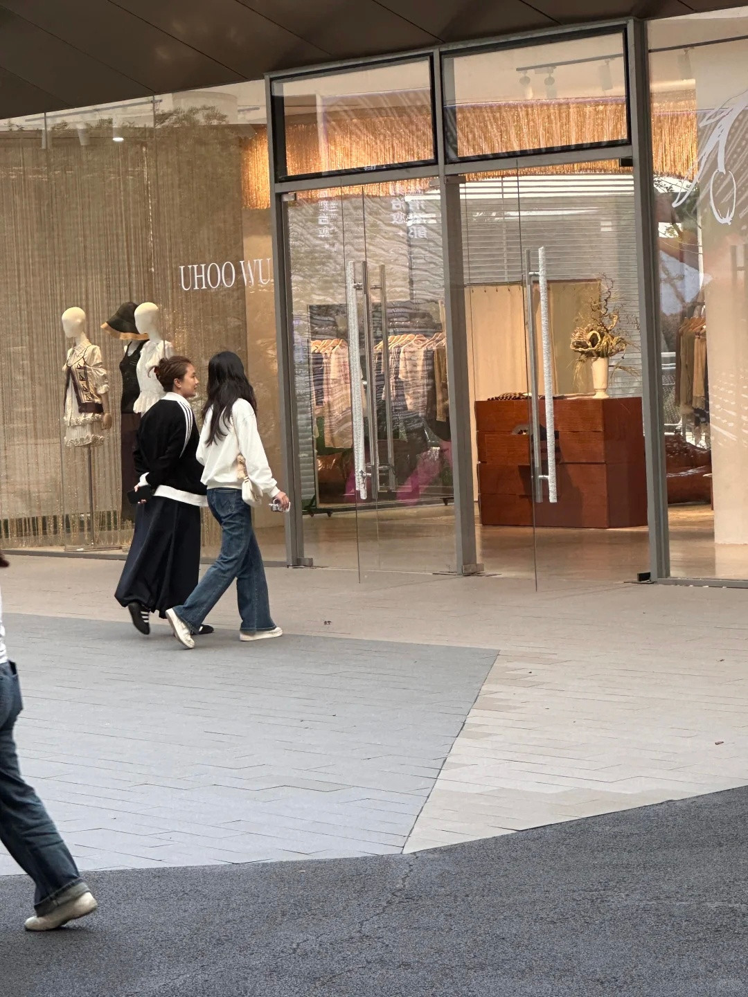 偶遇森碟和友人逛街18岁森碟身高偶遇森碟和友人逛街，穿露肩上衣背香奶奶，身形高