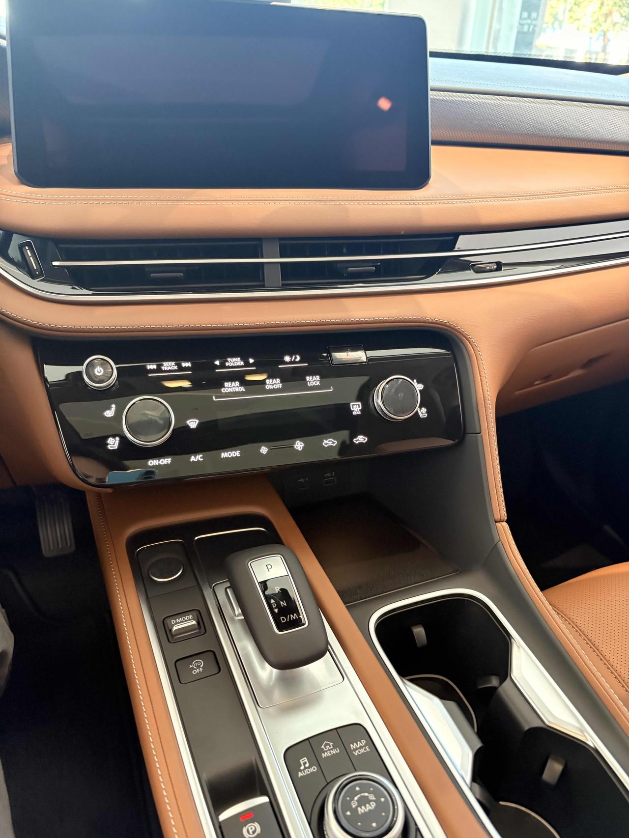 这么漂亮的内饰风格，估计再过几年以后就没有了。因为现在所有的汽车设计，都向新