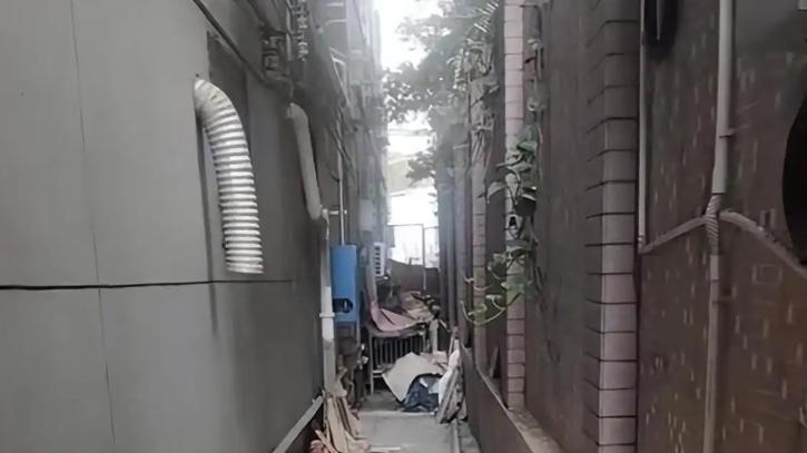 女子喝醉后趴在巷子里,疑似被人占了便宜,路人:看着让人心疼
