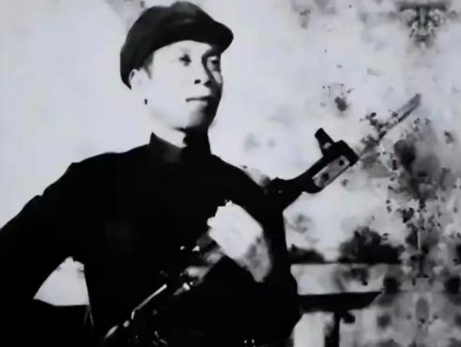 1981年，海南一农民私藏一支半自动步枪，接到举报后，公安人员要求他上交，可他掏